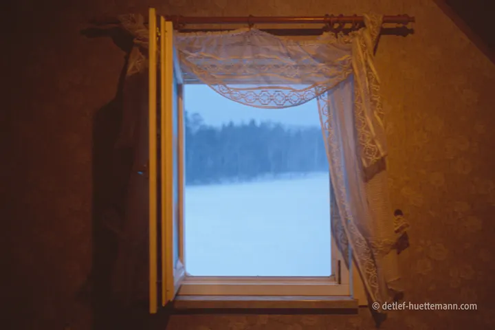 Blick aus dem Fenster auf die verschneite Landschaft