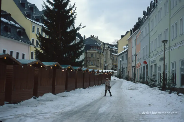 Geschlossene Buden des Weihnachtsmarkts nach dem Fest
