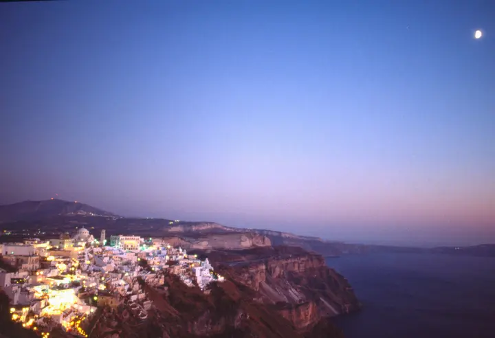 Thira im Mondschein, hoch über der Caldera
