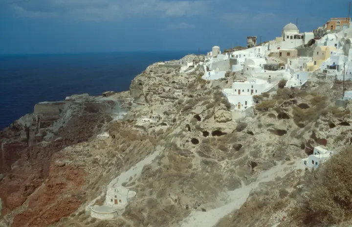 Weiße Häuser am Kraterrand von Santorini