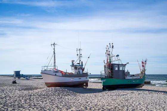 Zwei Fischkutter auf dem Sandstrand von Niechorze