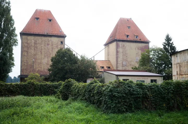 Historischer Getreidespeicher mit zwei Türmen und roten Walmdächern in Wolin