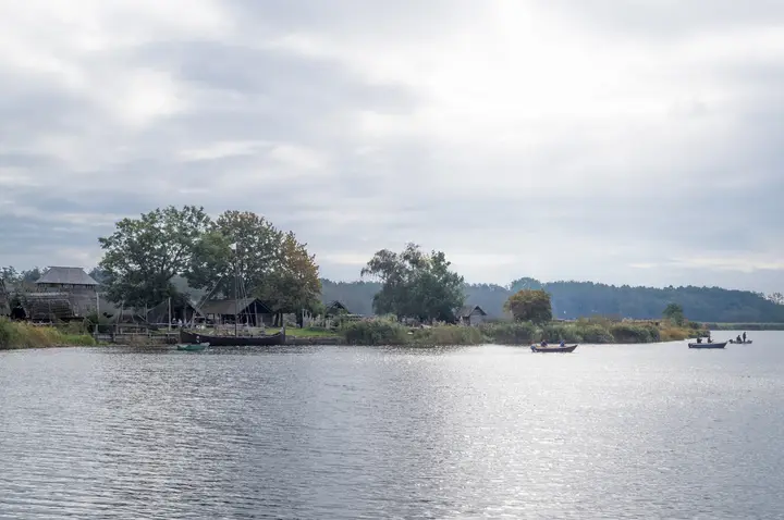 Strohgedeckte Hütten des Wikingerdorfs am Ufer der Dziwna