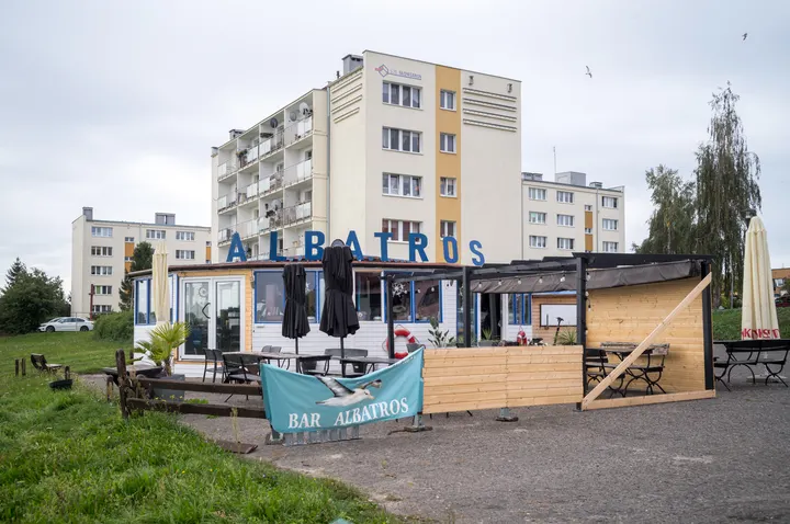 Strandbar Albatros vor Plattenbauten in Wolin