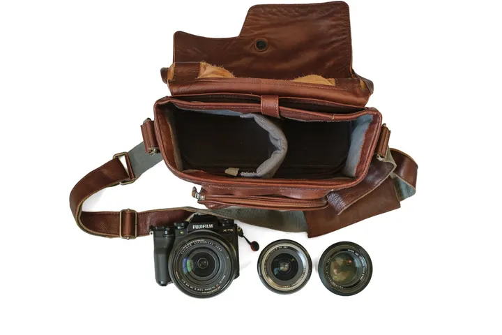 Leerer Compagnon Little Messenger, davor Fuji X-T5 mit Zoom und zwei Objektive