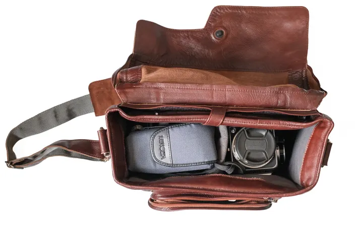Geöffneter Compagnon Medium Messenger mit eingepackter Hasselblad