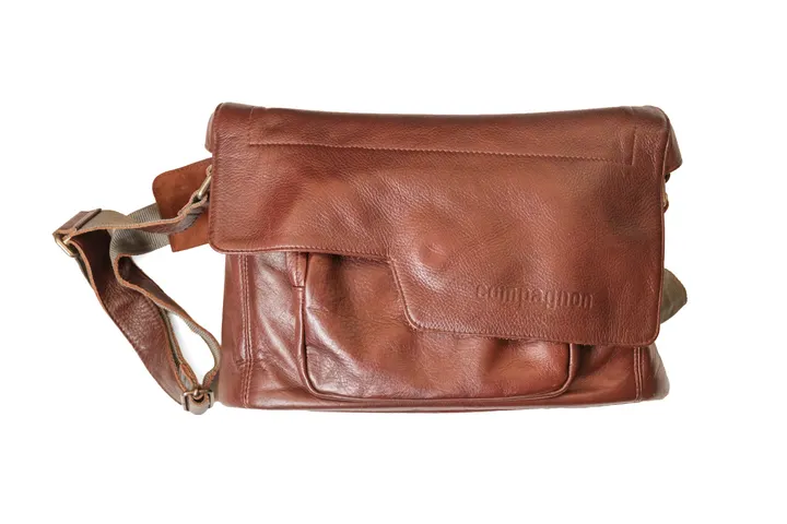 Compagnon Medium Messenger aus braunem Leder, geschlossen