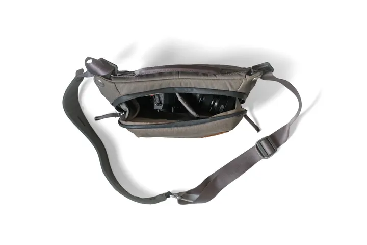 Geöffnete Peak Design Everyday Sling 3L mit eingepackter Kamera