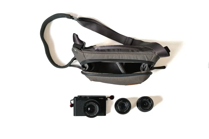 Geöffnete Peak Design Everyday Sling 3L, davor Fuji X-E4 und zwei weitere Objektive