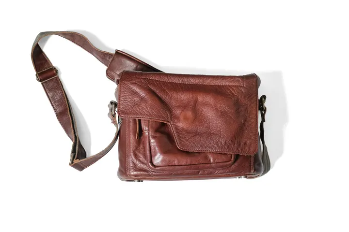 Compagnon Little Messenger aus braunem Leder, geschlossen