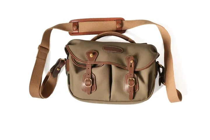Billingham Hadley Small Pro, olivgrün mit braunen Lederriemen, geschlossen