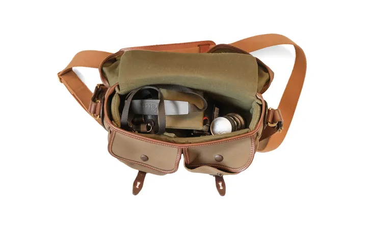 Geöffnete Billingham Hadley Small Pro mit eingepackter Ausrüstung
