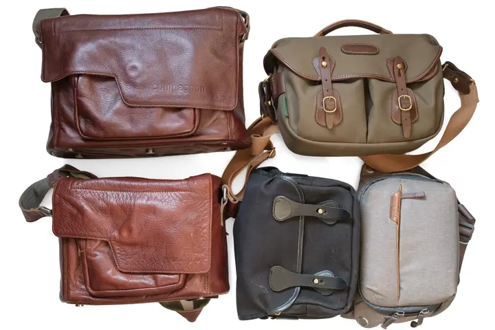 Fünf Kamerataschen nebeneinander: oben Compagnon Medium Messenger und Billingham Hadley Small Pro, unten Compagnon Little Messenger, Billingham for Leica und Peak Design Everyday Sling 3L