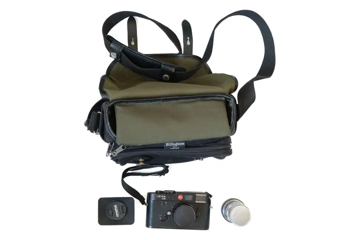 Geöffnete Billingham for Leica, davor eine Leica M6, ein Objektiv und ein Objektivdeckel