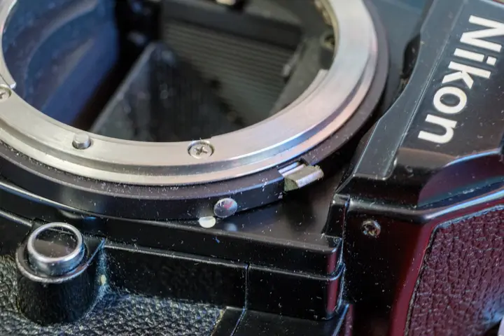 Bajonett der Nikon FM in Nahaufnahme: Der Ai-Kupplungshebel ist hochgeklappt