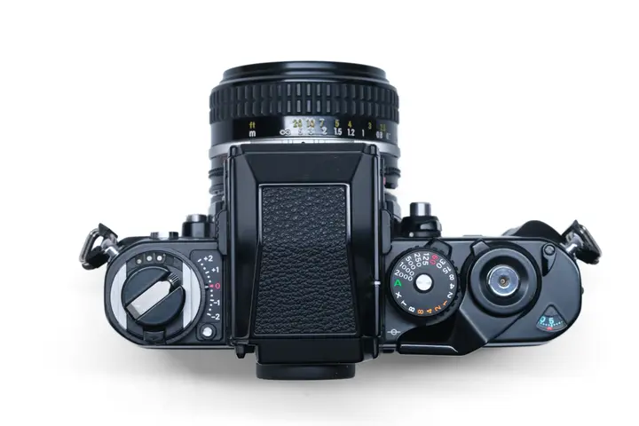Nikon F3HP von oben: links die Rückspulkurbel mit der Skala der Belichtungskorrektur, in der Mitte der Prismensucher, rechts das Verschlusszeitenrad mit A, X, T und B neben Auslöser und Bildzähler