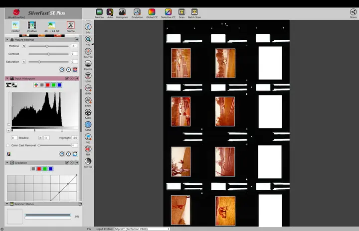 Screenshot der Scansoftware SilverFast SE Plus mit dem Prescan eines Diahalters: zwölf Rahmen, Histogramm und Gradationskurve
