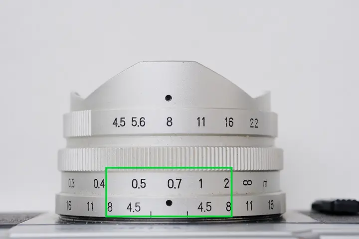 Voigtländer Super Heliar 14mm: Schärfebereich bei Blende 8 von etwa 41cm - 2m